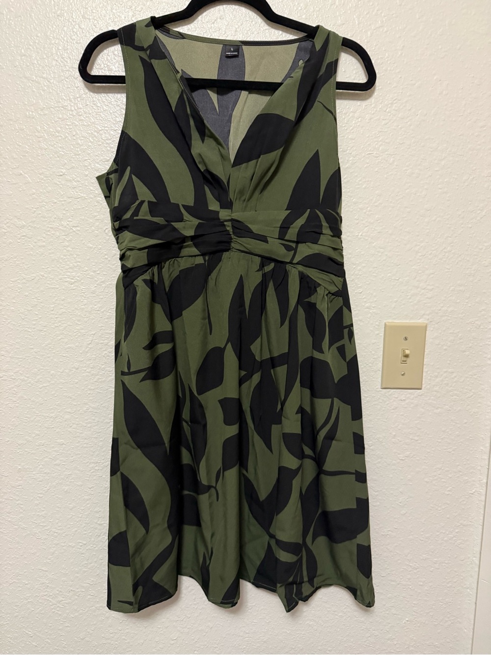 Olive Green Black‎ Leaf Print Sleeveless V-Neck Ruched Smocked Waist Dress Large
